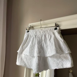Vit volangkjol  - Superfin vit kortkjol från Zara med broderade blommor och dubbla volanger. Kjolen har resår i midjan för skön passform och är gjord i mjuk bomull. Perfekt för sommarens alla tillfällen! står strl 11-12 / 152 men skulle säga att den passar till folk som har en storlek 158 också, den är på gränsen till för kort på mig därför säljer jag den, jag har stel s i de mesta💗 pris går att diskutera, skriv för fler bilder 💗