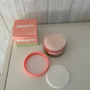 Smuuti Skin Watermelon Sorbet Balm - Watermelon Sorbet Balm från Smuutti Skin i en snygg burk med rosa och grön design. Balmen har en ljusrosa färg och är perfekt för att ge huden extra fukt och glow. Kommer i originalförpackning och är enkel att använda i din hudvårdsrutin. Endast testad 