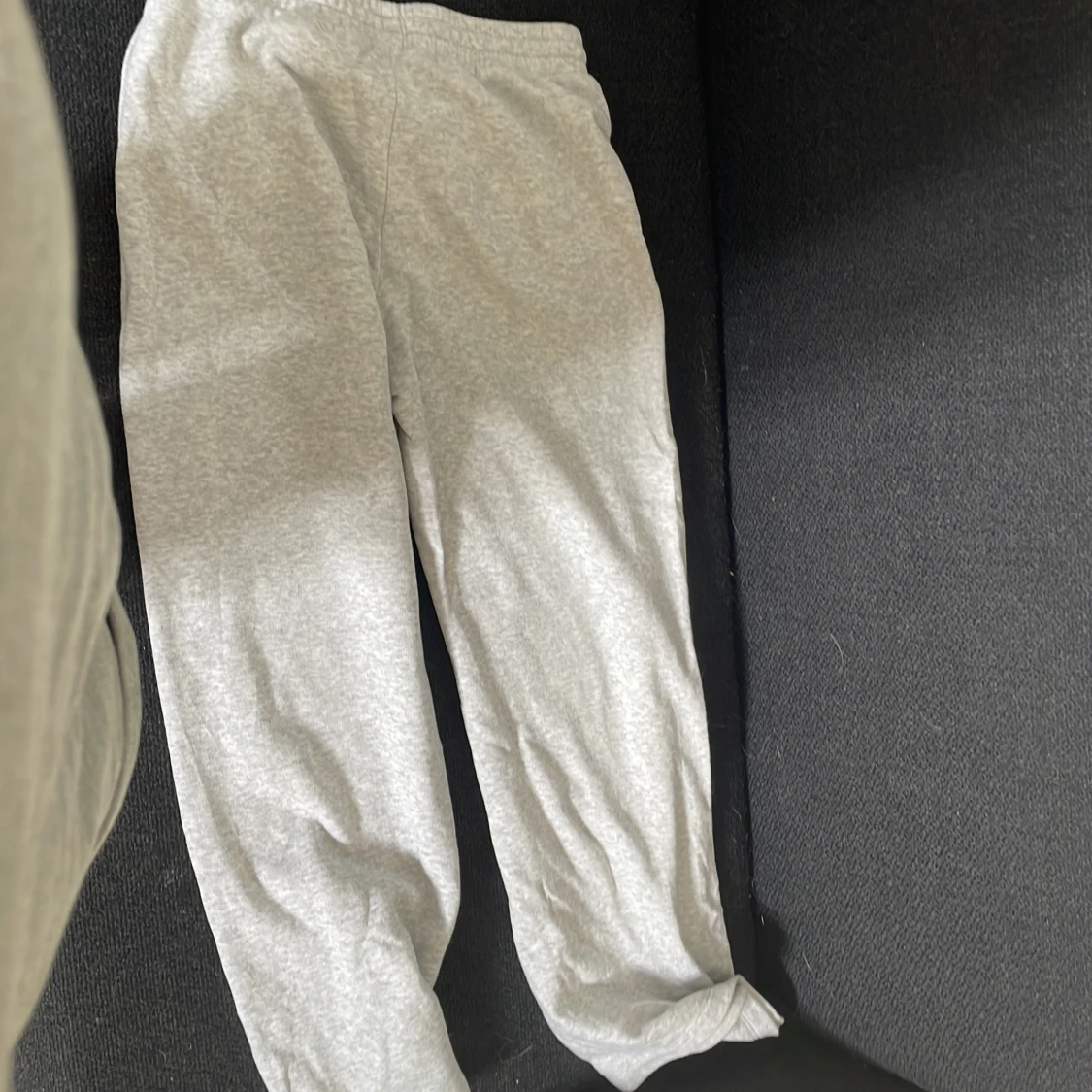 Grå mjukisbyxor från H&M - 1