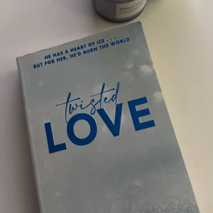 Twisted Love - Twisted Love är en het och fängslande romance fylld av passion, hemligheter och förbjudna känslor. När den kylige, beräknande miljardären Alex Volkov tvingas ta hand om sin bästa väns syster, den varma och livfulla Ava Chen, möts två helt olika världar. Det som börjar som en oväntad skyldighet förvandlas snabbt till en intensiv och farlig attraktion. Men Alex bär på mörka hemligheter – hemligheter som kan krossa allt.