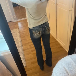 Low waist Miss Me bootcut  - Snygga low waist miss me jeans bootcut med snygga fransar vid fötterna i stl 25 passar stl 38 jag är 164 och dem är perfekta i längden och har sånt riktigt jeans material köpta för 2300 på raglady 