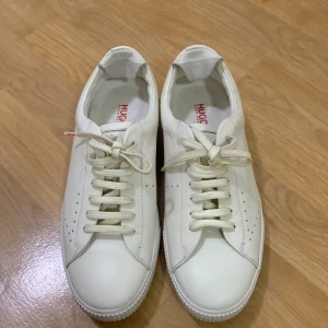 Vita sneakers från Hugo Boss - Säljer mina vita Hugo Boss sneakers, använda några par gånger! 