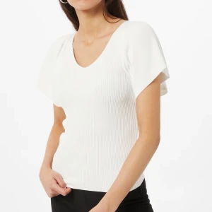 Vit ribbad topp från ONLY - Superfin vit ribbad topp från ONLY med v-ringning både fram och bak. Toppen har korta, vida ärmar och en snygg knyt-detalj i ryggen. Perfekt för dig som gillar en enkel men ändå trendig look.