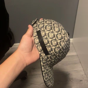 Ferregamo keps - Helt ny pris kan diskuteras vid snabb affär kolla noggrant innan du köper