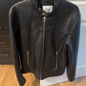 Äkta skinnjacka från Jack&Jones - Oanvänd jacka, med äkta skinn i storlek M