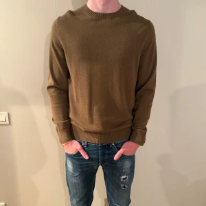 Massimo dutti tröja  - Säljer denna snygga tröjan fran Massimo dutti. Tröjan funkar perfekt över en T-shirt, skjorta eller bara som den är. Bra skick! Kvitto finns! Modellen är 186 cm làng