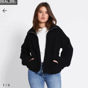 Svart teddyjacka med dragkedja - Jättefin teddy jacka 