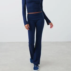 Mörkblå Yogapants - Supersnygga mörkblå yogapants byxor från Gina Tricot med stretchigt bomullsmaterial. Nyskick då dom endast använts ett fåtal gånger.