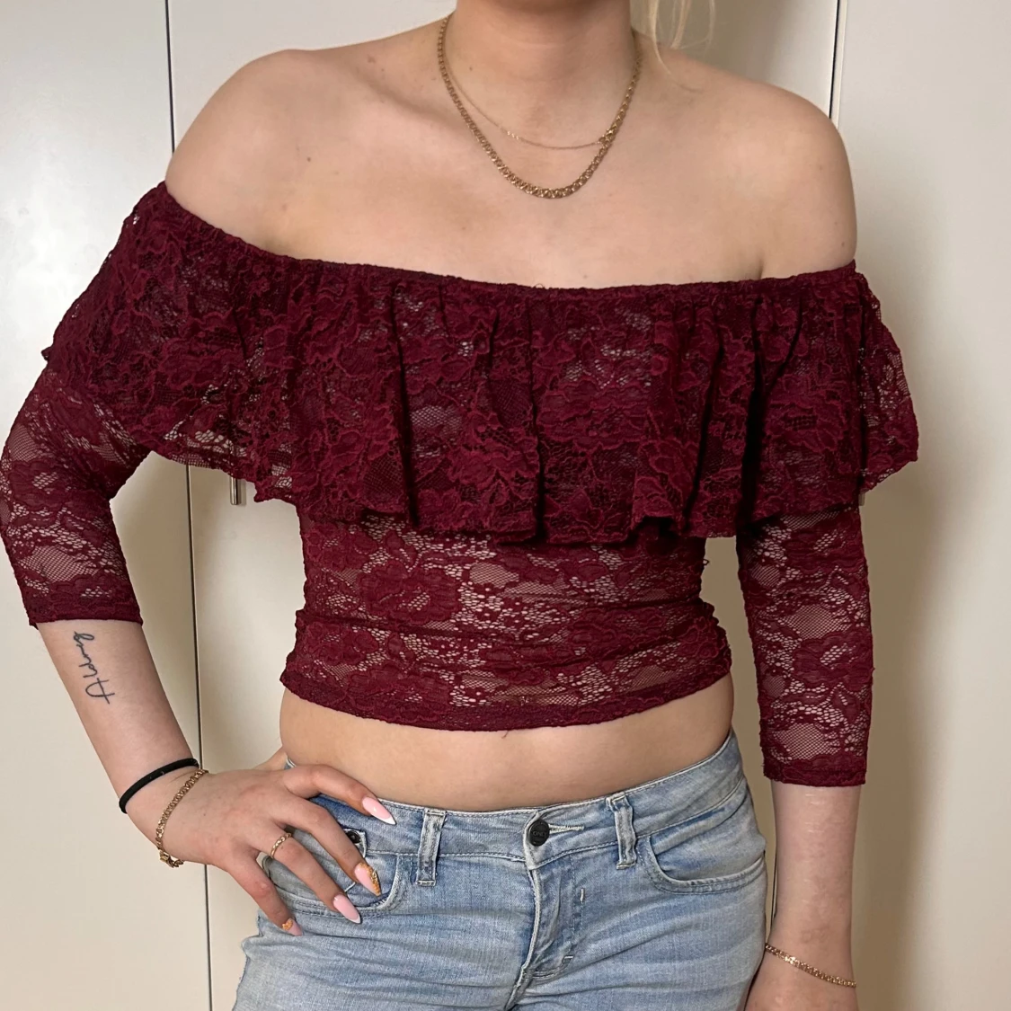 Off shoulder spetstopp med volang vinröd  - 3