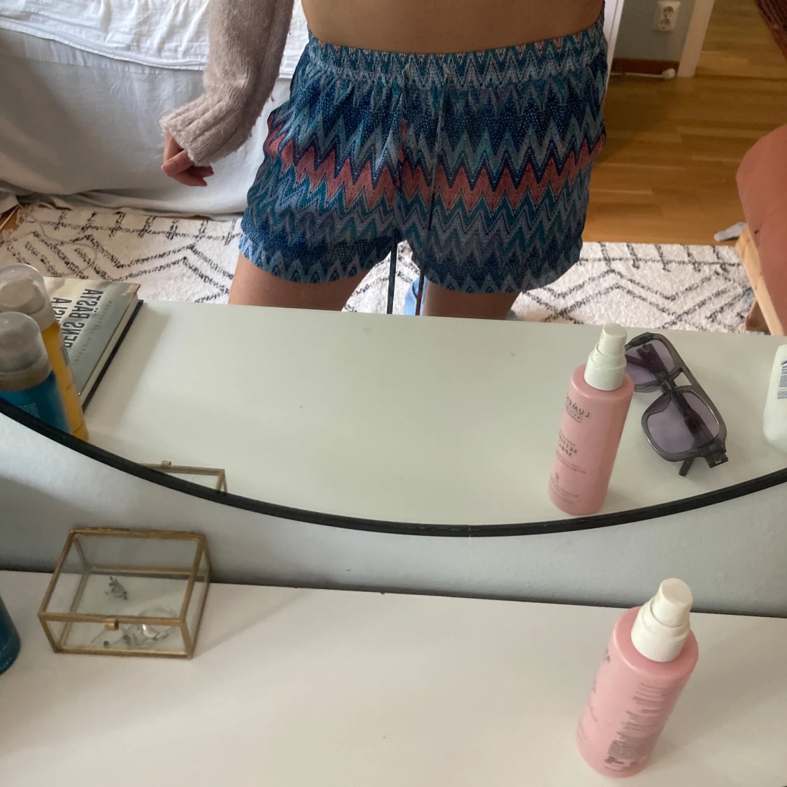 Blå mönstrade shorts med zigzag