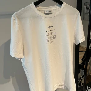 Vit Dondup t shirt  - En vit Dondup t shirt som är extremt snygg och passar bra med vad som helst. Storlek M men passar även S. 10/10 skick. Om det är något du undrar över så är det bara att fråga.