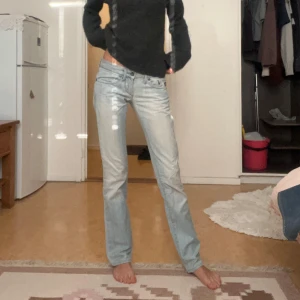 Ljusblå Lågmidjade jeans  - Kommer inte till användning! Skriv för mått