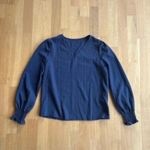 Marinblå blus - Marinblå blus från shein i storlek S. Aldrig använd förut. Blusen har en v-ringning och jättesöta muddar. 