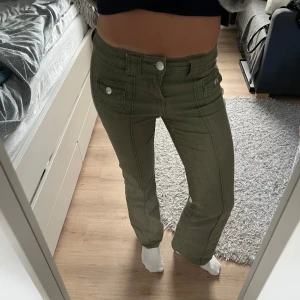 Gröna hm jeans  - De trendiga gröna jeansen från hm! Använda med en trasig sömn men som inte påverkar användandet alls. De är även uppsydda längst ner och jag är 167 för referens🤗 skriv vid frågor! Budgivning då jag har flera intresserade 