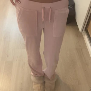 Ljusrosa juicy byxor - Säljer ett par ljusrosa juicy byxor för 250kr lite sönder på två ställen som knappt syns. 