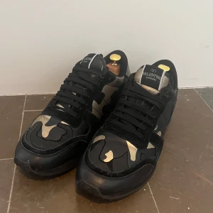 Valentino rockrunners - Feta rockrunners i okej skick, kom privat för defekter. Bara skorna följer med vid köp. Självklart är dom äkta!