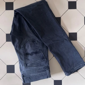 Svarta jeans från Nudie Jeans lean dean  - Snygga svarta jeans från nudie jeans. Knappt använda. Model lean Dean 