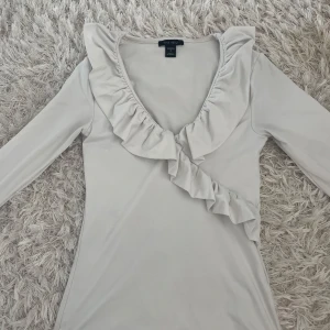 Vit volang tröja - Såååå snygg långärmad tröja från newyorker. Har haft denna i nåt år, men har bara använt den några få gånger. Tror inte den säljs längre.