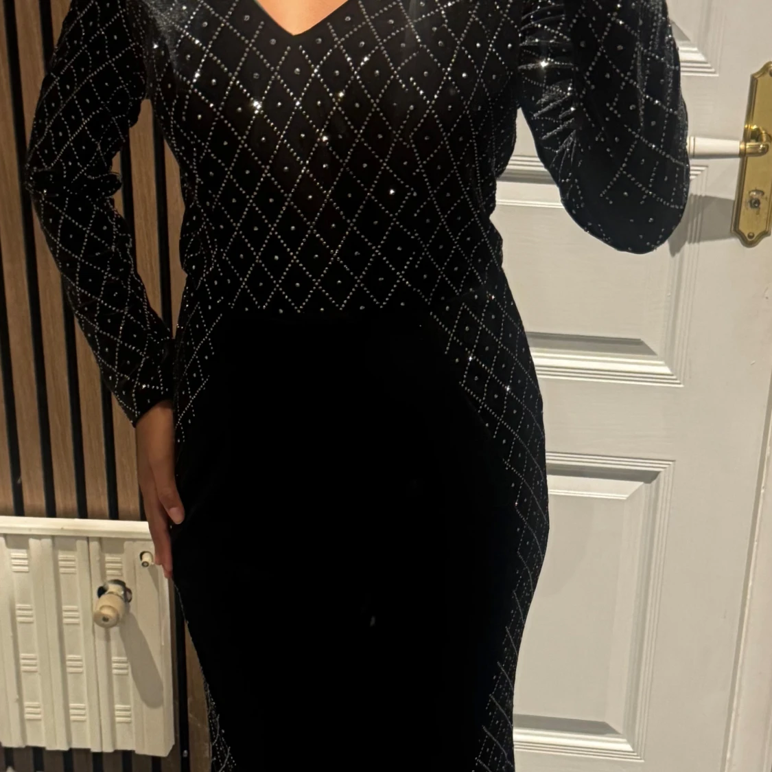 Svart långklänning med glittriga detaljer