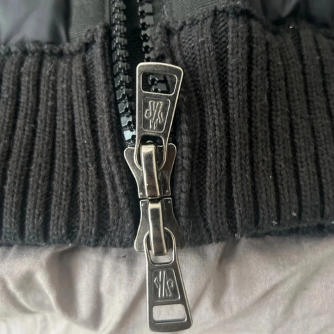 Svart Moncler pufferjacka med luva - 3