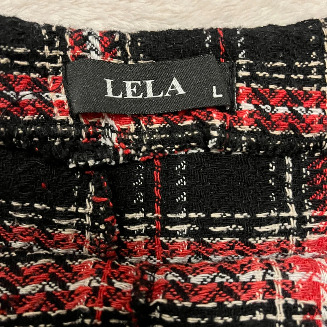 Rutig kortkjol från LELA i röd och svart - 2