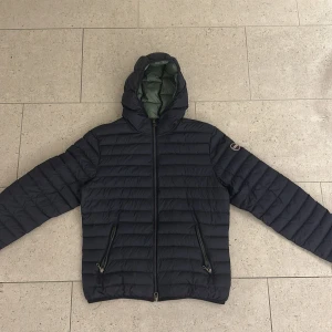 Mörkblå Colmar dunjacka  - En mörblå colmar jacka i storlek 172/xs✅                 Skick 9/10 sparsamt anvendt✅                                 Ny pris:3000kr mitt pris: 1000kr                                                Fråga vid minsta fråga ✅