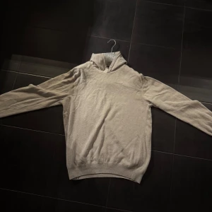 Oscar Jacobson Kashmir Hoodie - Beige Kashmir hoddie från Oscar Jacobson i storlek XL.    Nypris 1599kr