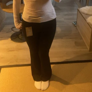 kostymbyxor💞 - första bilden är från förra året! snygga svarta bootcut kostymbyxor från vero moda i storlek S/32. jag säljer dessa då dom har blivit för små runt midjan. knappt använda alls och är i nyskick!💞