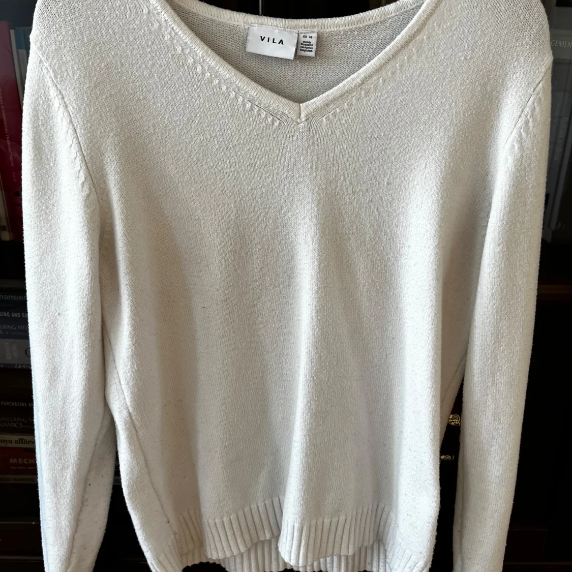 Vit stickad v-ringad tröja Vila