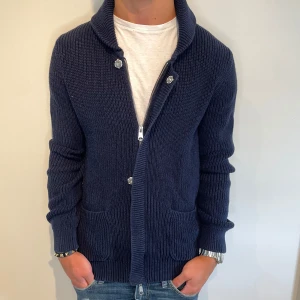 J.Lindeberg Cardigan - Riktigt snygg och stilren kofta ifrån J.Lindeberg | Skick - 10/10 | Nypris - ca 1700kr | Strl - S | Vid minsta lilla fundering är det bara att skriva!