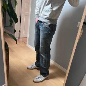 Vintage Bootcut Diesel Jeans - Tjena, säljer dessa sjukt feta diesel jeans, vet ej vilken modell dom är men skulle säga att dom är Bootcut/Straight, dom passar W34-W33/L34