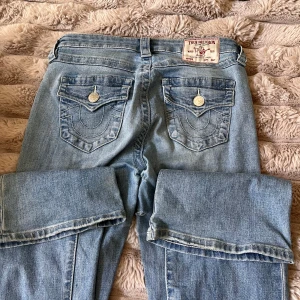 Blå true religion jeans Becca mid rise storlek 25 - True religion jeans! De är ganska slitna vid skrevet(hål, se bilder) och är därför jeansen är billiga.