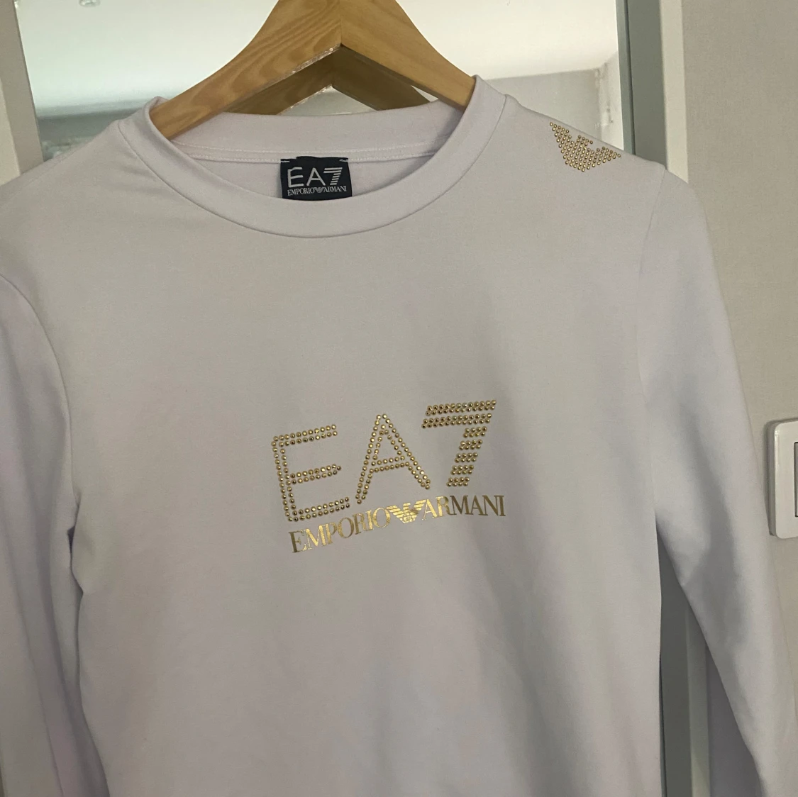 Vit EA7 Emporio Armani tröja med guld
