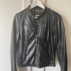 Svart skinnjacka från Molltan - Svart skinnjacka i bikermodell. Jackan är gjord i mjukt lammskinn.