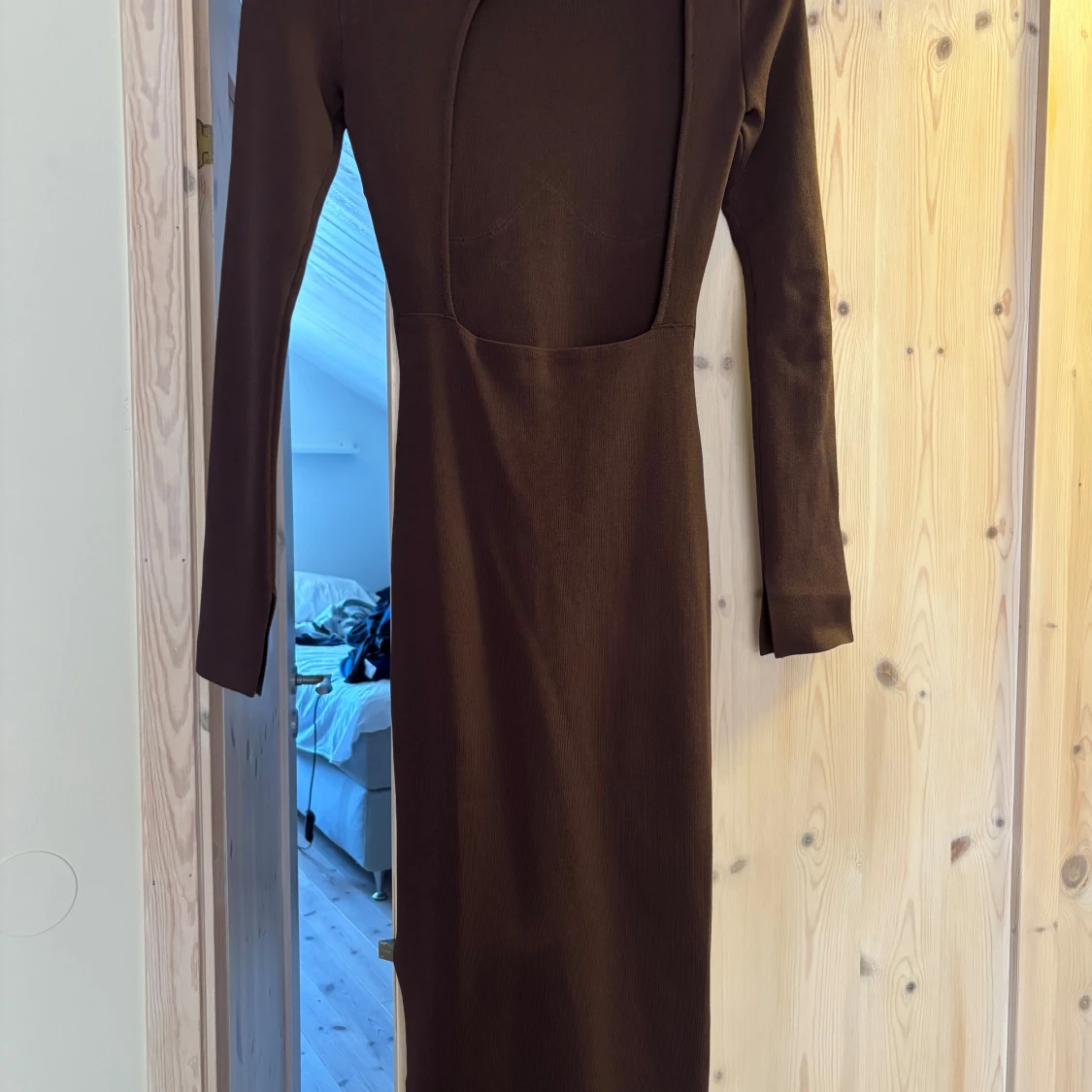 Brun långärmad klänning NA-KD - 2