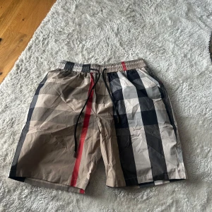 Rutig shorts med snörning Burberry-stil - Burberry shorts helt nya 