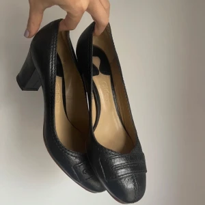 Svarta pumps från Chloé i skinn - Snygga svarta klackar från Chloé med rund tå och låg klack. Skorna är tillverkade i äkta skinn. Klacken är nyklackad (inte hela undersidan). Storlek 38,5 🌸 