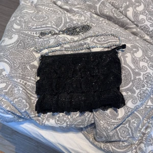 Zara väska glittrig  - Väska från Zara inga defekter eller liknande med 2 olika band.