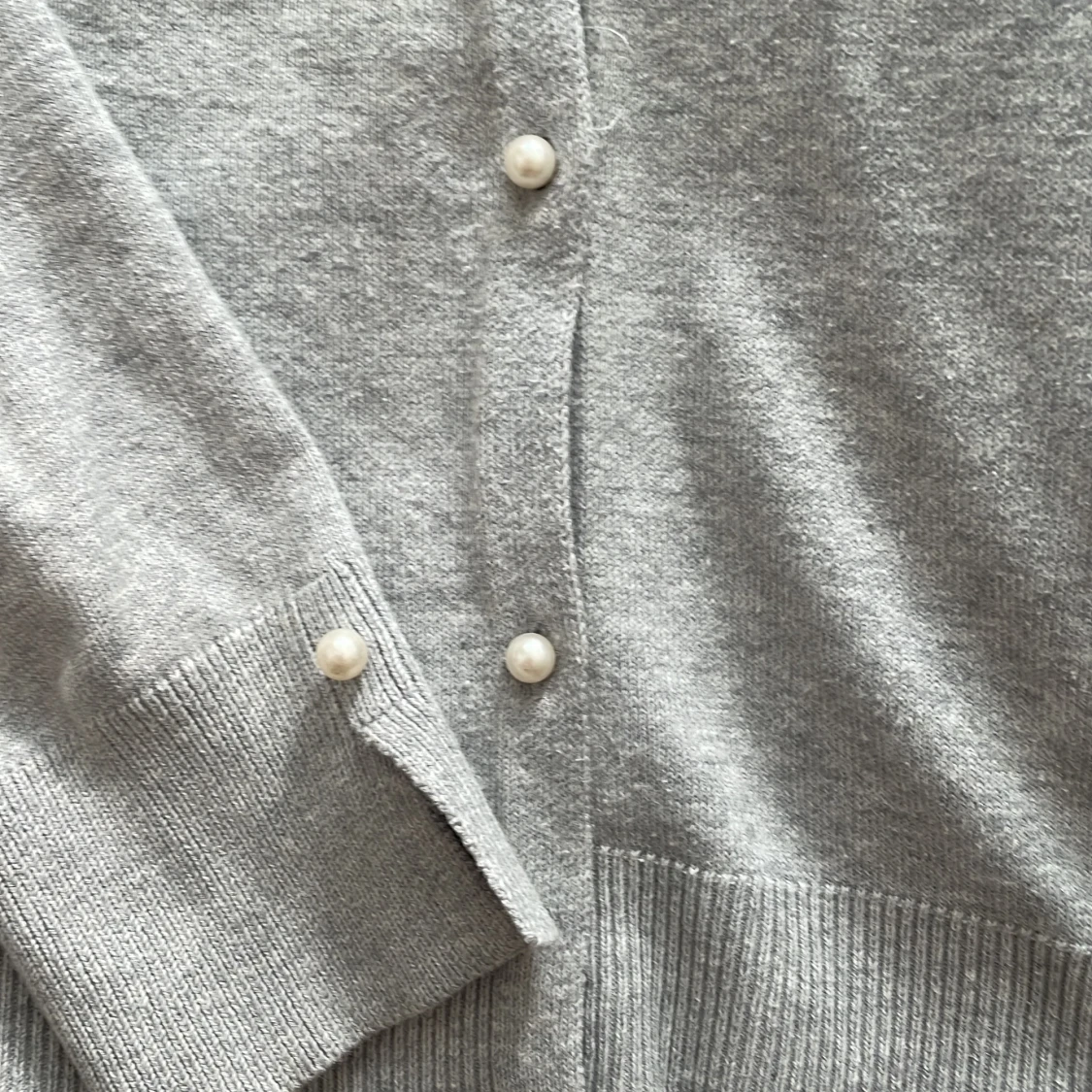 Grå kofta med pärlknappar från Zara - 2
