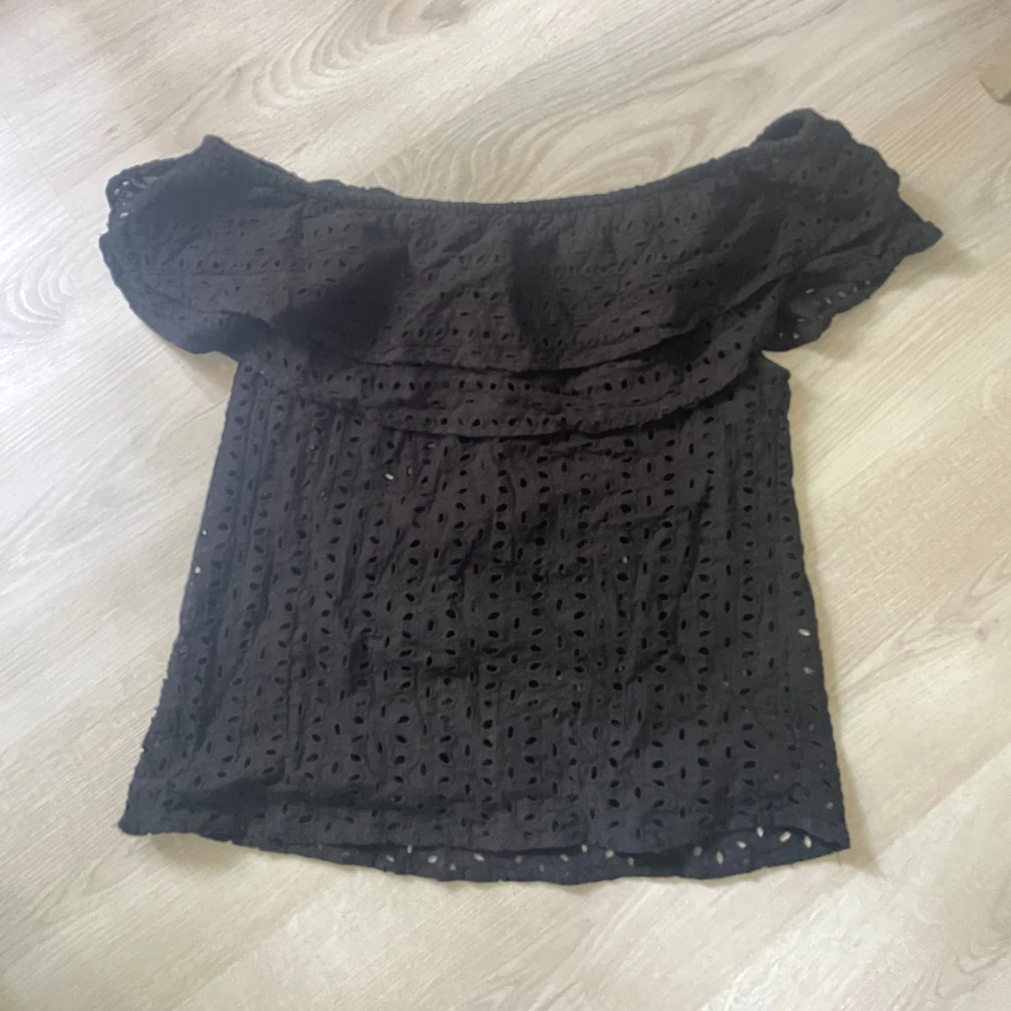 Svart offshoulder blus med spets - 1