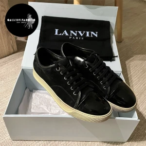Lanvin skor - Lanvin skor med glans. Glansen på ena skorna har en liten repa. I övrigt fint skick och mycket kvar att ge. Storlek 8. Lanvins är ofta något stora i storlek. Fråga gärna om innermått vid osäkerhet!                                                ~                                                                                         Nypris 4000-6000 kr | Vårt pris: 2499 kr                     Alla följare får rabatt- så följ!