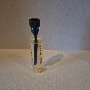 Very Cherry 2ml - Very Cherry 2ml från ESSNCE endast doftat på den. 45kr ny.