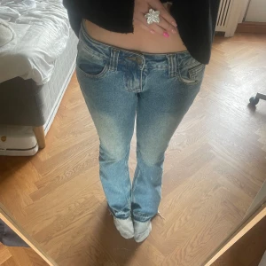 Blå bootcut jeans från J.GALT - Säljer ett par klassiska blå bootcut jeans från J.GALT med låg midja. Jeansen har slitna detaljer och ljusare tvätt på låren och knäna, samt fickor. Materialet är robust denim och passformen är bootcut. Storlek S så alltså 36 typ. Är 162 med midje mått 27 och de skulle passa en 28/29 bättre💕💕