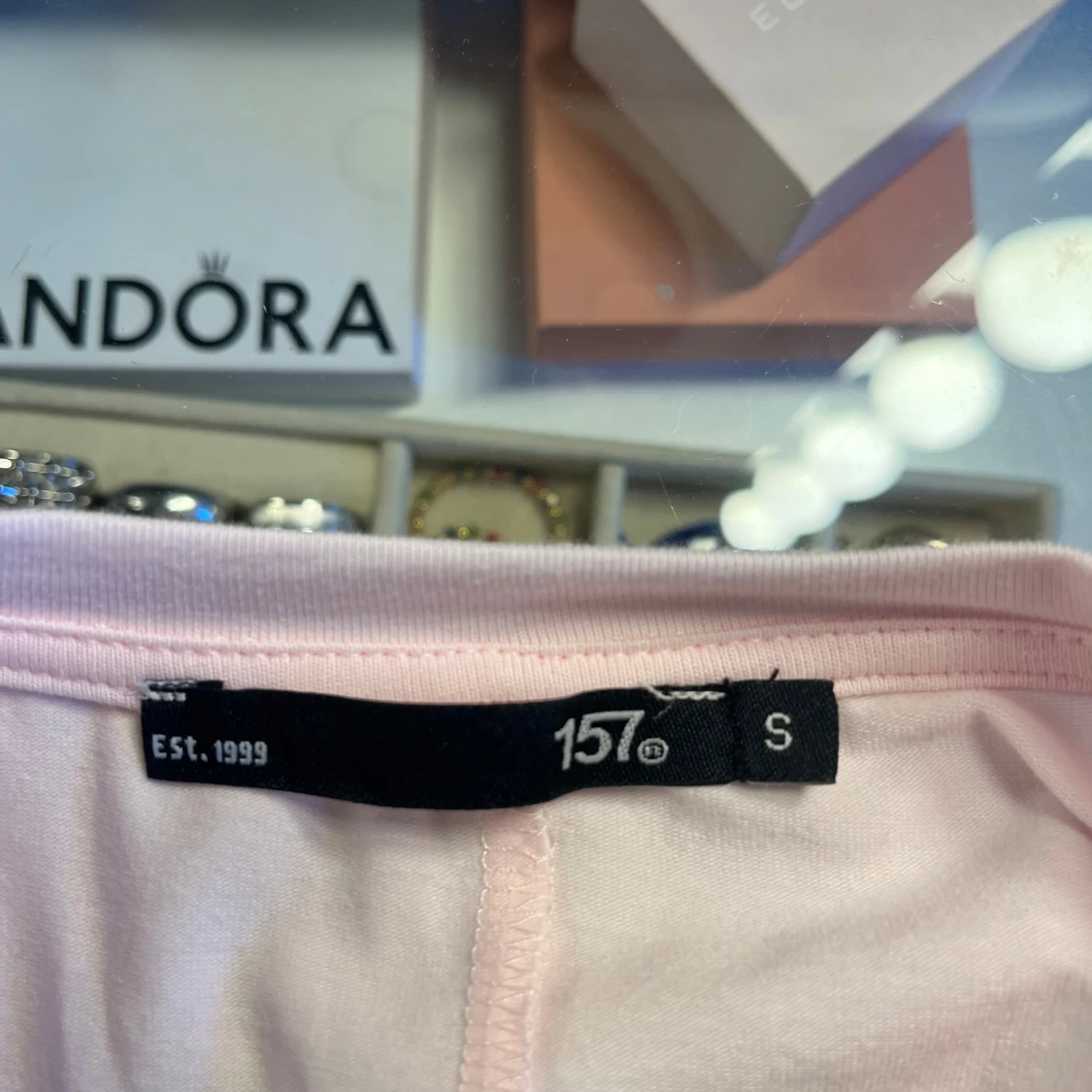 Ljusrosa blus med volang och resår - 4