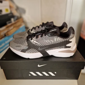 Oanvända Nike Ghoswift D/MS/X EU45/44 - Helt nya i Storlek 45 men något små. Slutsålda i alla butiker. Skickas spårbart i en alternativ original låda. OBS! Priset i annonsen gäller. Inga byten eller returer. 