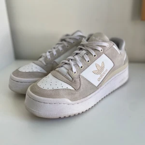 Adidas sneakers - Forum Bold - Beige mocka  - Adidas sneakers i beige mocka. Låg modell med rund tå, platt sula. Väldigt varsamt använda och i gott skick. Möjligtvis en aning naturligt smutsiga men inga skavanker! Allt tvättas bort. 