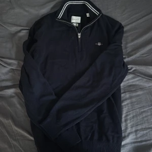 Marinblå GANT tröja med half zip - Marinblå tröja från gant 