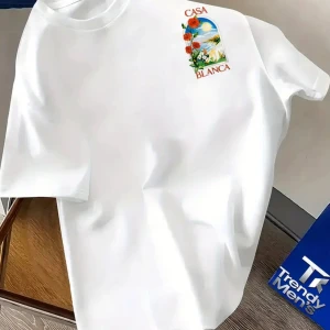 Vit Casa Blanca t-shirt med tryck - Vit t-shirt från Casa Blanca med färgstarkt tryck av blommor och strandmotiv både fram och bak. T-shirten har rund hals och korta ärmar, perfekt för dig som gillar snygga prints och chill vibe. Materialet känns mjukt och skönt mot huden. PRIS KAN DUSKUTERAS VID SNABB AFFÄR!!!