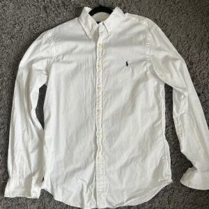 Vit ralph lauren skjorta - Vit skjorta från Ralph Lauren i slim fit. Skjortan är i mycket fint skick. Priset är inte hugget i sten