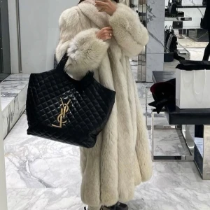 Äkta pälsjacka - Säljer en lång pälsjacka i ljusbeige med fluffiga ärmar och krage. Jackan har en lyxig, voluminös siluett och är tillverkad i äkta päls. Perfekt för dig som vill sticka ut och hålla dig varm under kalla dagar. Jackan är helfärgad och har en klassisk, tidlös look. Möts upp i Stockholm. 